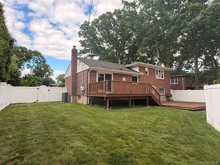 748 Leslie Ln — Photo 14