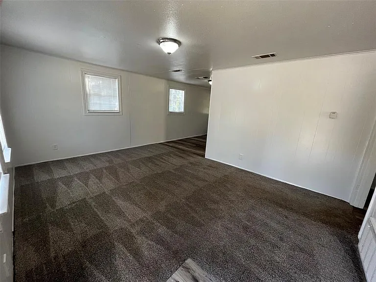 208 E 1st St — Photo 2