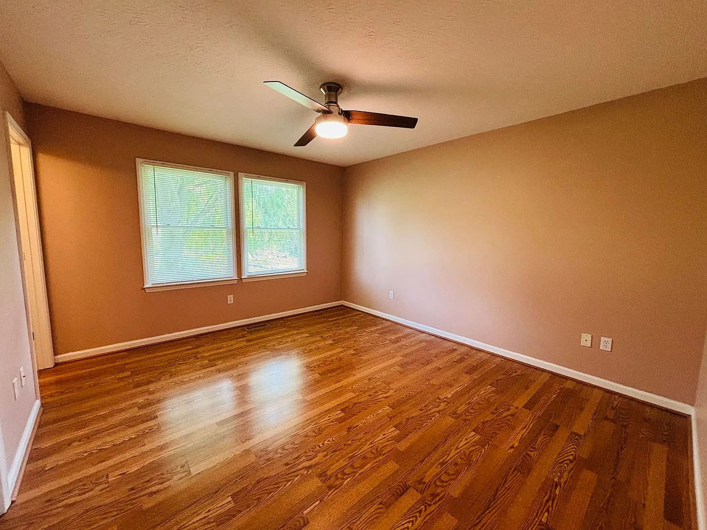 3 Bedroom 2 Bath House with 2 Car Garage — Photo 4