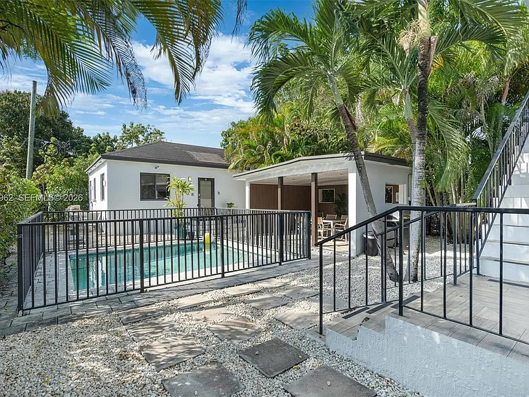 920 SW 9th St — Photo 29