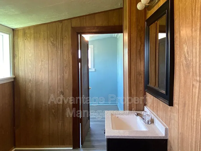 1415 W 4th St — Photo 11
