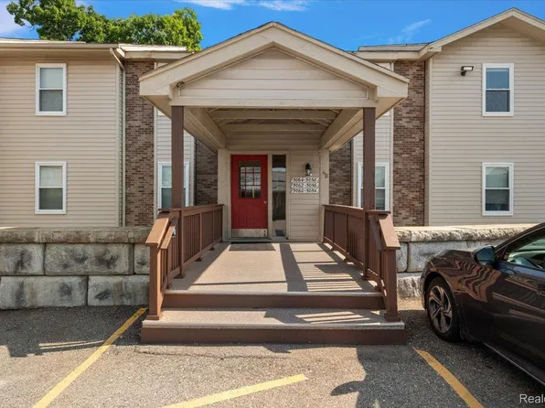 5060 Harbor Oak Dr #49, Waterford, MI 48329