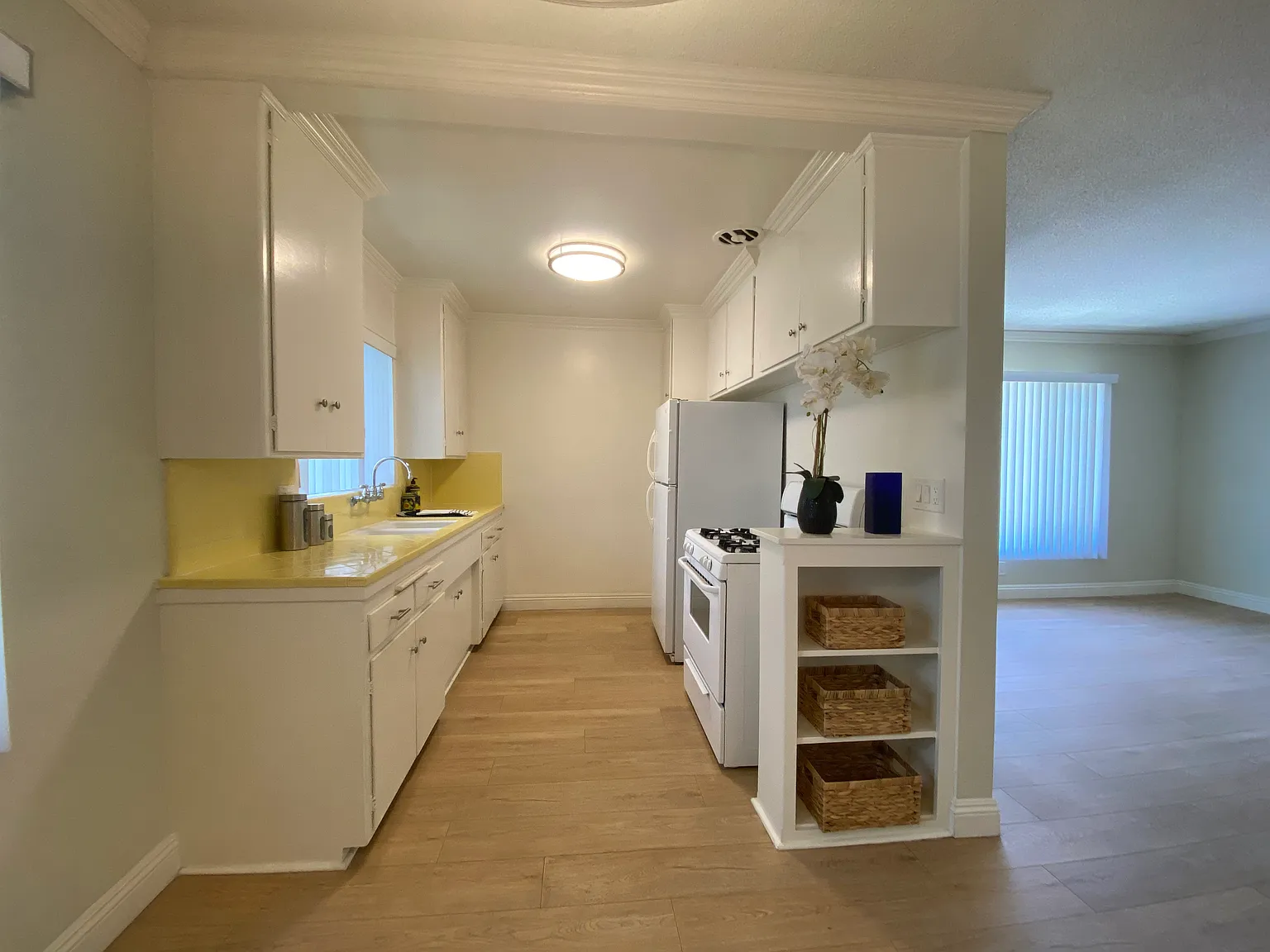 122 N Wetherly Dr — Photo 2