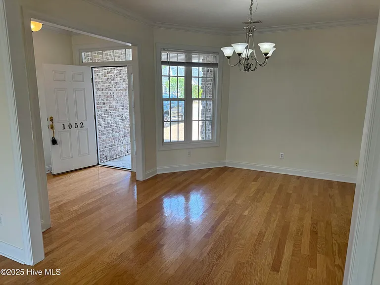 1052 Stonebridge Ln — Photo 3