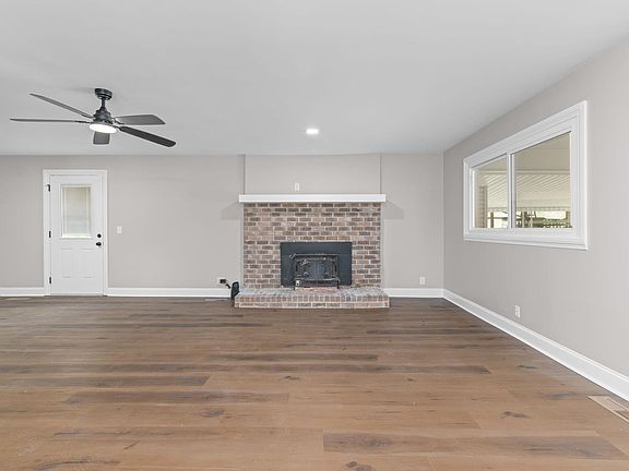 5th image of 2465 Lagrange Rd