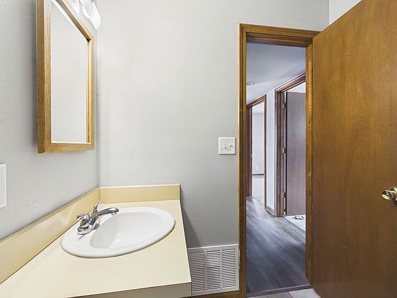 4th image of 209 W Bridge St #D