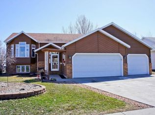 1133 Sommerset Dr, West Fargo, ND 58078