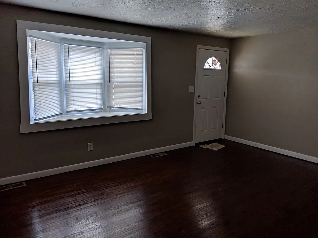 349 - 351 Fernwood Avenue — Photo 3