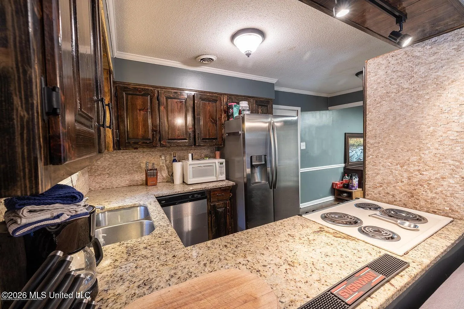 3 bed, 1.5 bath, 1380 sqft, $2,100 — Photo 2