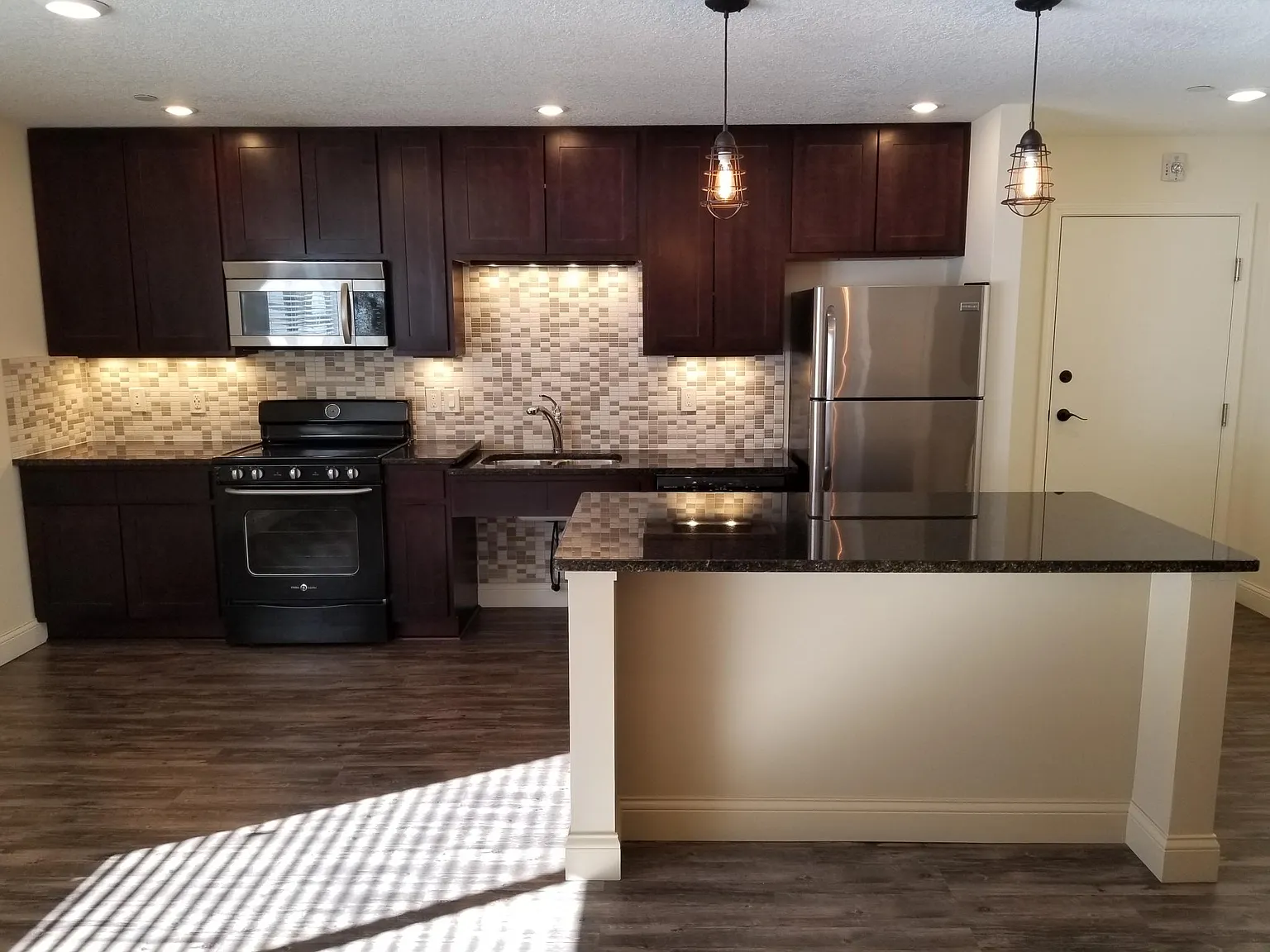 2 bed, 850 sqft, $1,390 — Photo 3