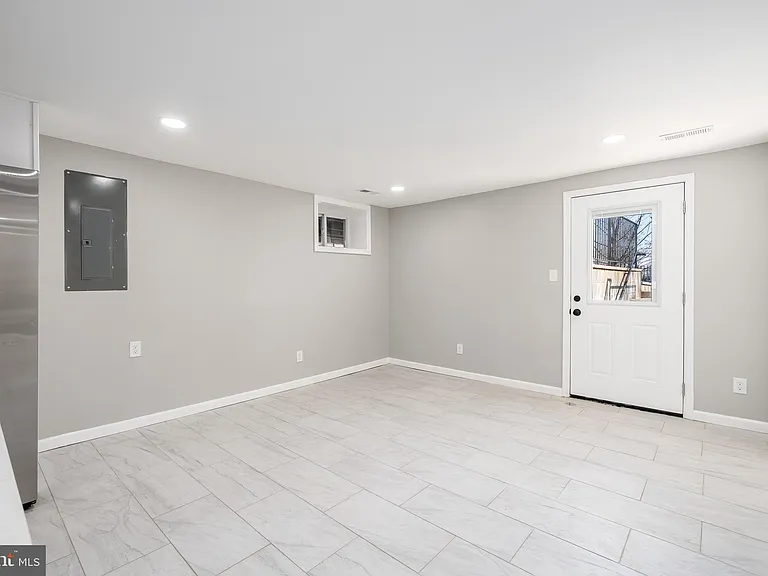 1319 C St NE #B — Photo 8