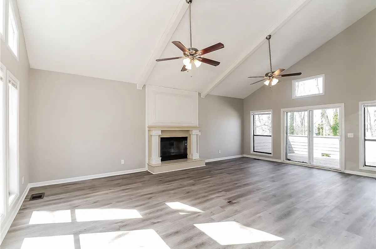 1517 Hillhaven — Photo 2