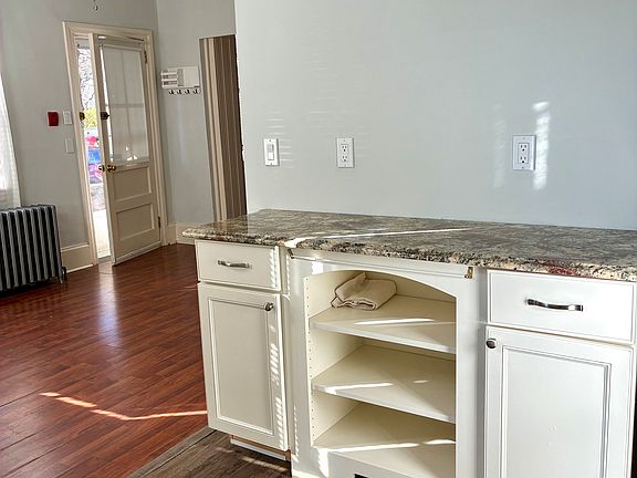3rd image of 399 Leverington Ave APT 1