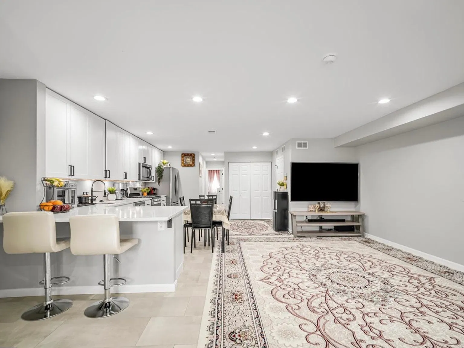 2 bed, 1300 sqft, $1,700 — Photo 2