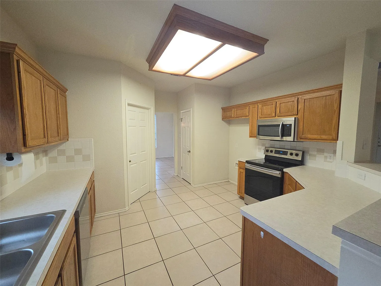 4 bed, 3.0 bath, 2840 sqft, $3,500 — Photo 3