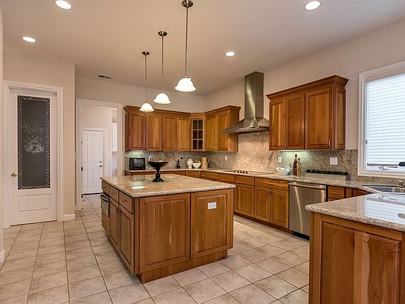 4th image of 15870 Mina Way