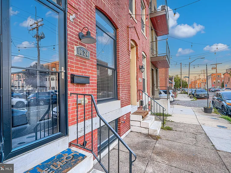 1620 E Clement St — Photo 2