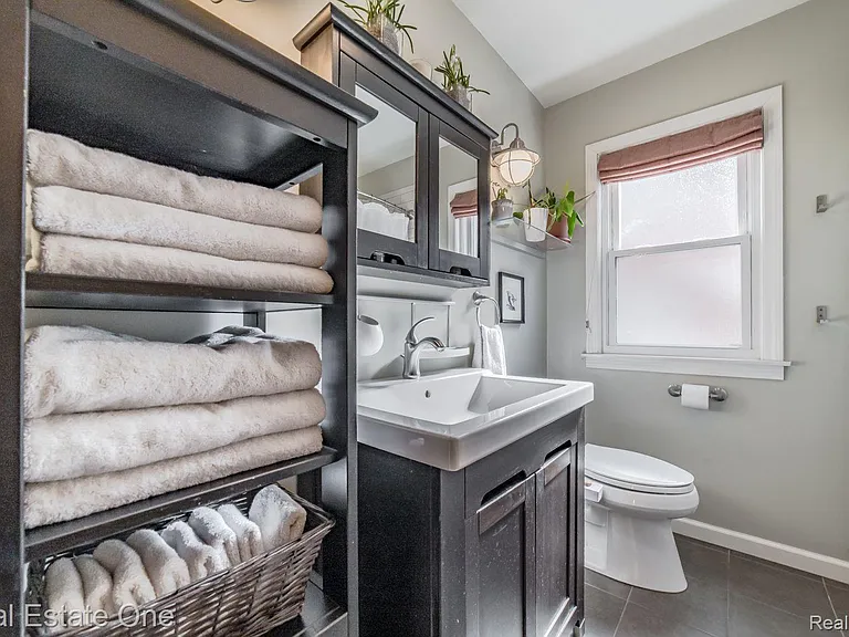 475 E Marshall St — Photo 16