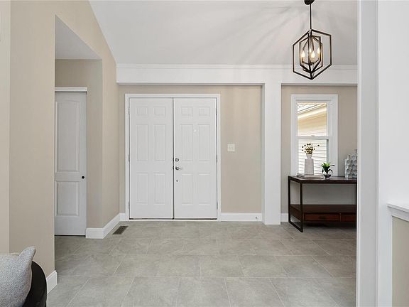 2nd image of 840 Hollyridge Dr