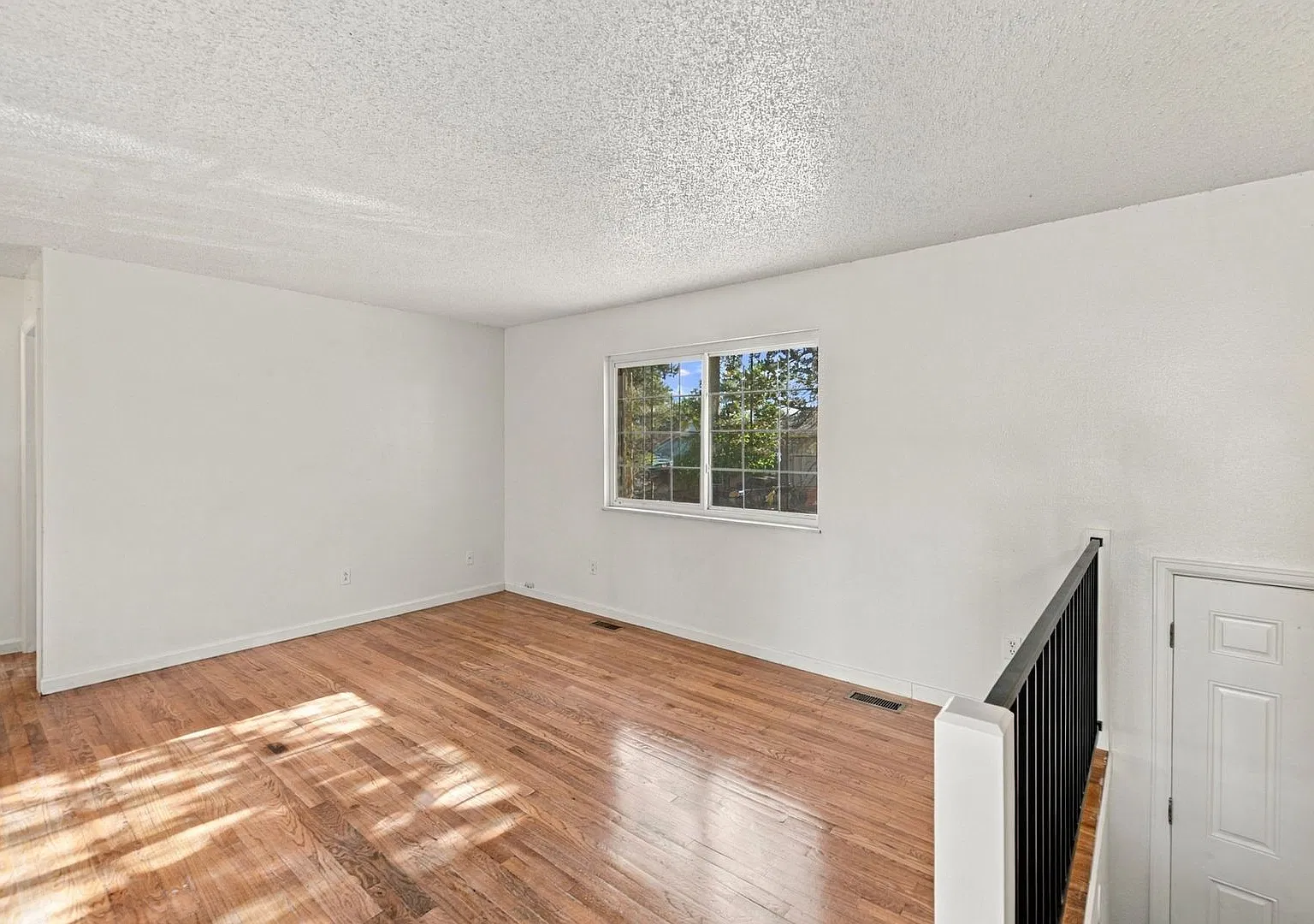 Spacious 4 bed- 2 bath Corner Lot House in Widefield — Photo 3