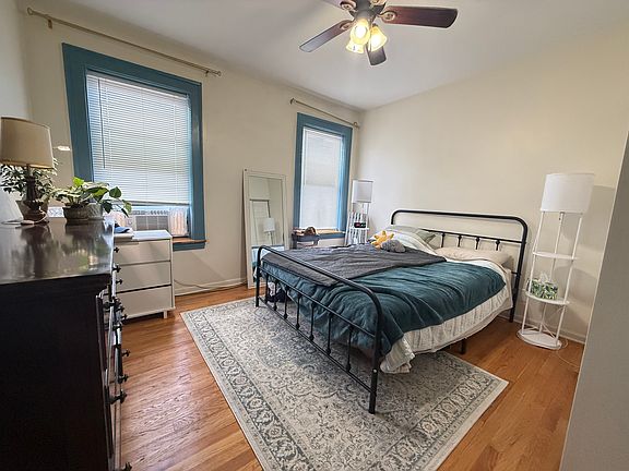 4th image of 5540 N Artesian Ave Unit 2B