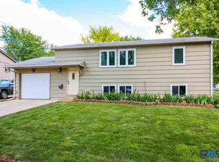 4004 E 24th St, Sioux Falls, SD 57103