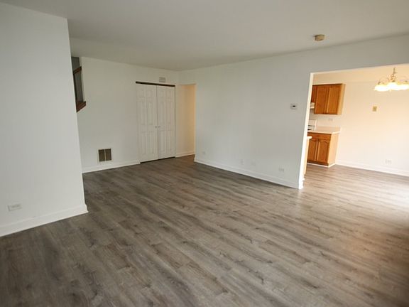 5th image of 1142 Greenwood Cir