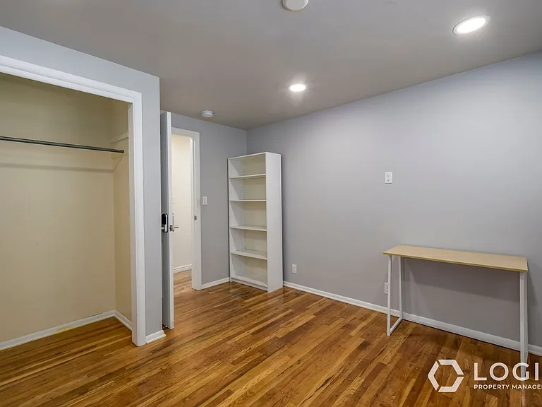 759 N Riverside Dr #UPSTAIRS — Photo 9