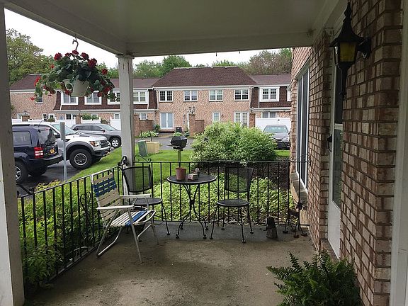 3rd image of 95-4 Carriage Dr