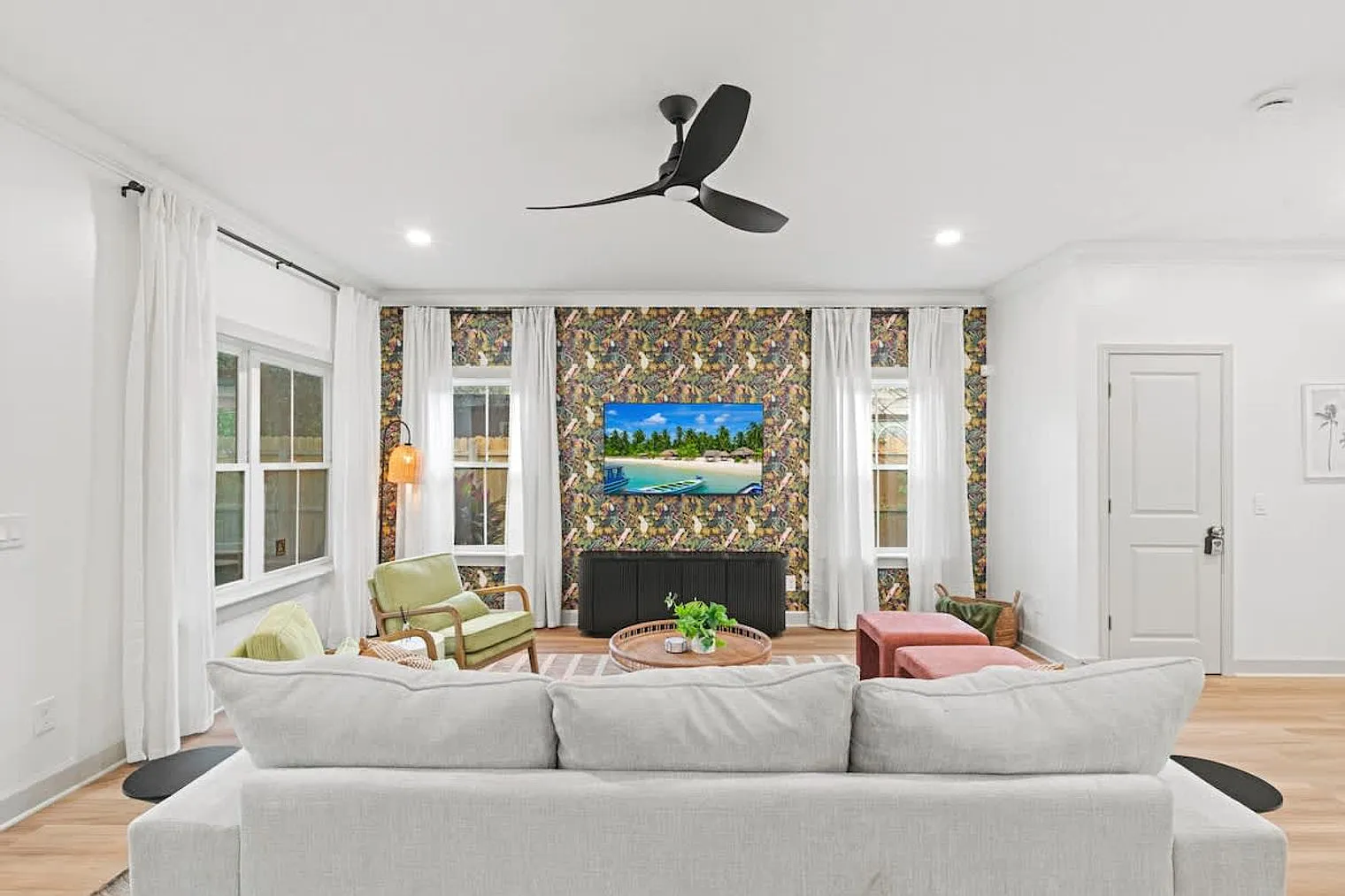 4 bed, 2.0 bath, 2292 sqft, $6,105 — Photo 4
