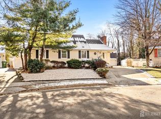 5 Bonn Ct, Edison, NJ 08817