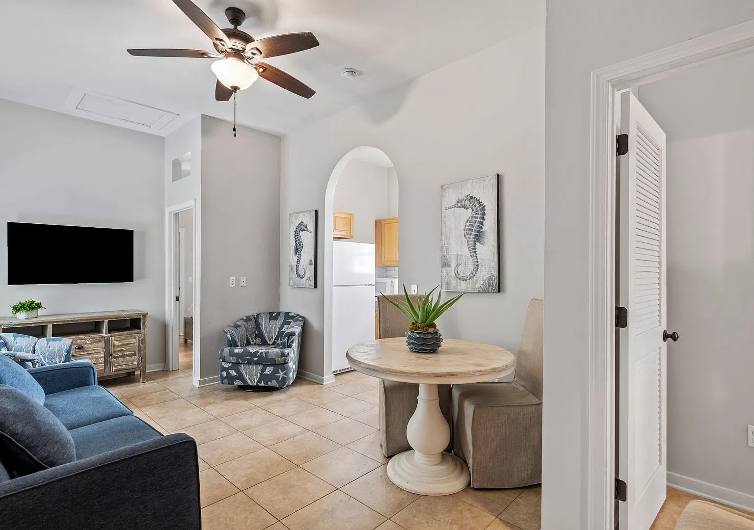 Live the Grayt life in this wonderful 2 bedroom cottage with fenced back yard! — Photo 2
