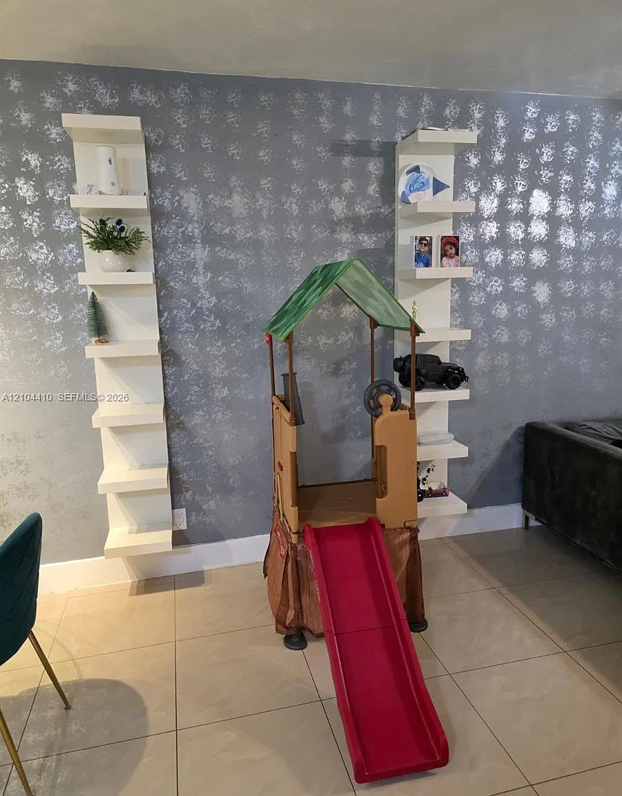 Coronet Vista Condo — Photo 3