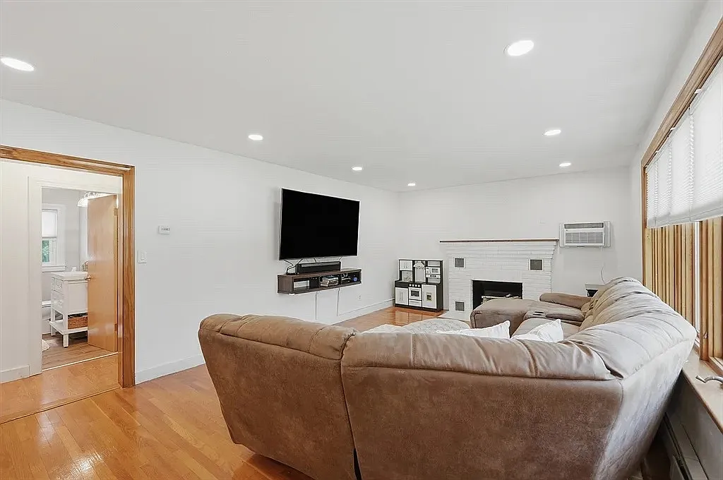 2 bed, 1287 sqft, $2,200 — Photo 3