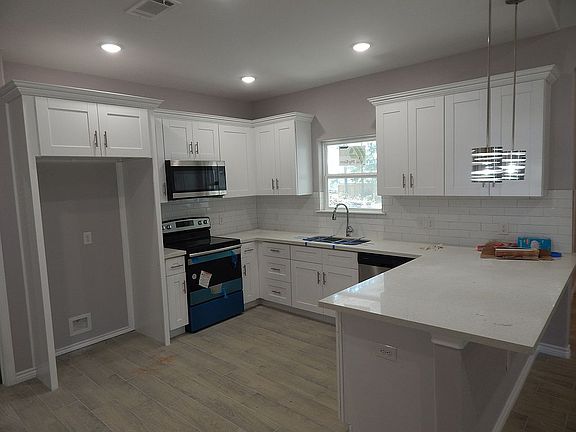 5th image of 16558 Kingsbury Dr