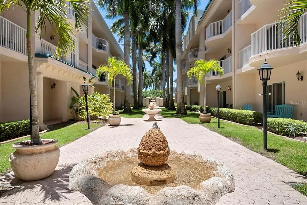 2 bed, 2.0 bath, 1270 sqft, $10,500 — Photo 2