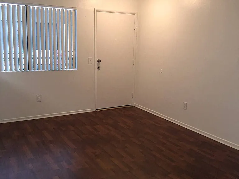 633 Broad Ave. — Photo 16