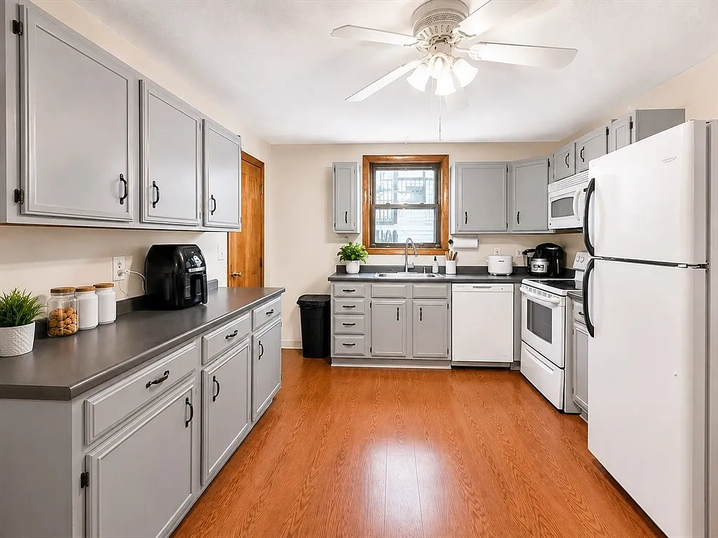 3 bed, 1176 sqft, $4,000 — Photo 2