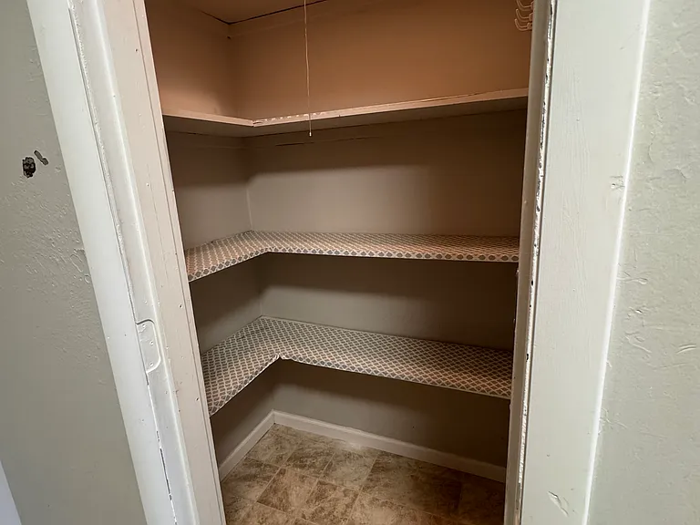 412 S Poplar St — Photo 8