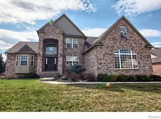 81 Waltonshire Ct, Rochester Hills, MI 48309