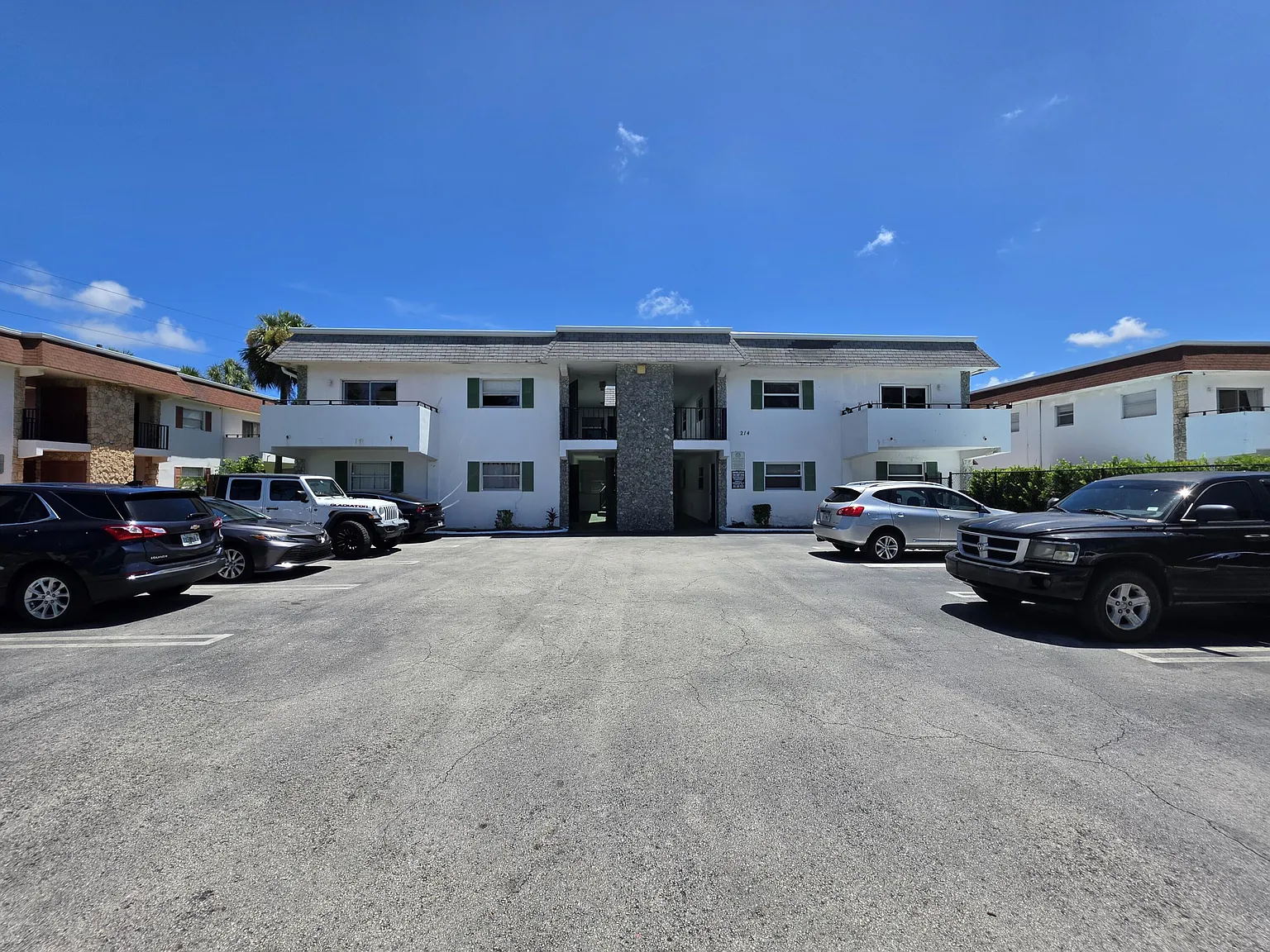 2 bed, 2.0 bath, 890 sqft, $1,900 — Photo 1