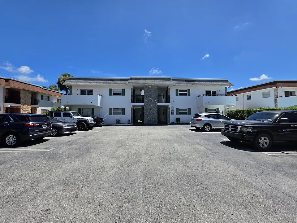 214 SW 1st St #I-2
