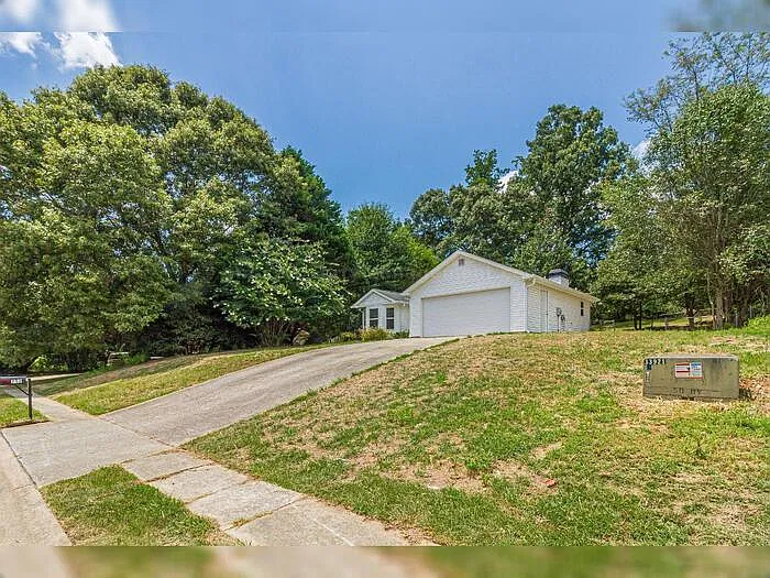 3 bed, 2.0 bath, 1209 sqft, $1,900 — Photo 3