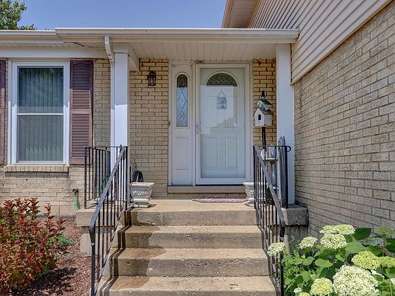 3rd image of 932 Pheasant Walk Dr