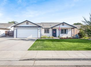 178 W Meadow Ln, Kingsburg, CA 93631