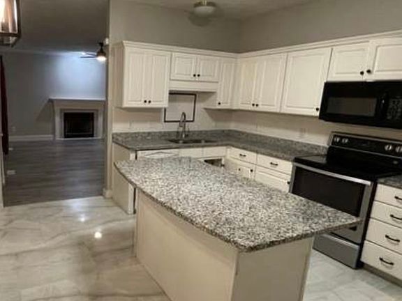 2nd image of 406 Royal Glen Blvd