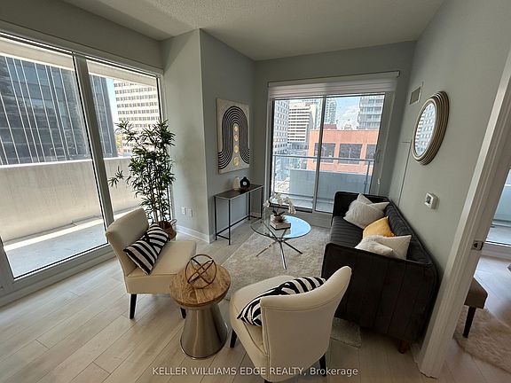 5th image of 2221 Yonge St #809