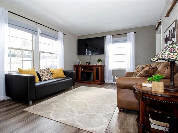 3rd image of 794 Parkview Dr