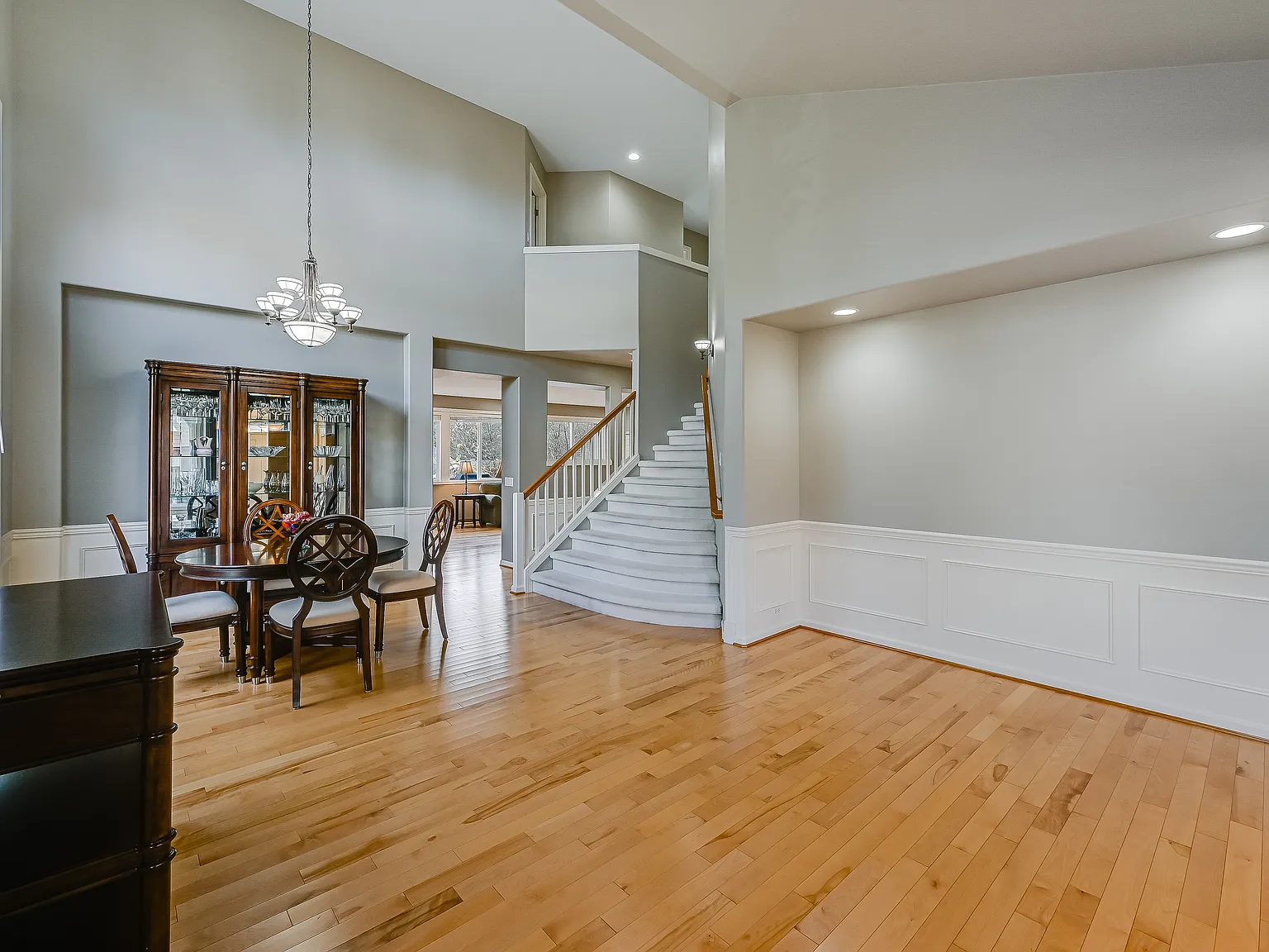 5 bed, 3.5 bath, 3760 sqft, $6,200 — Photo 2