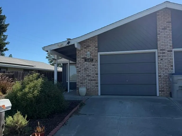 1643 Ashley Ave — Photo 1